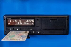 Chytrý digitální tachograf 2. generace s vloženou kartou řidiče pro mezinárodní dopravu.